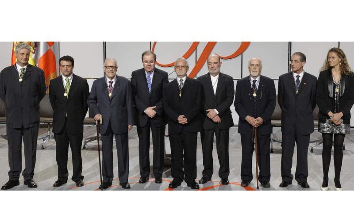 El presidente de la Junta, Juan Vicente Herrera, posa con todos los galardonados con los Premios Castilla y León.