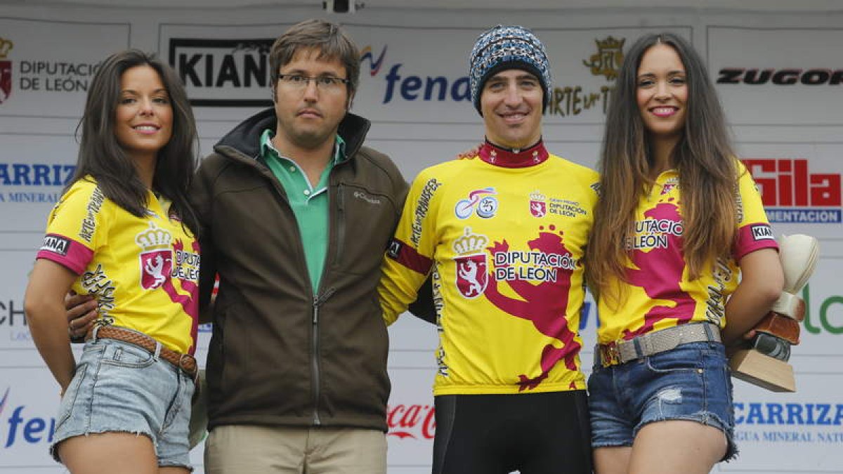 Bagües, con el maillot de líder, junto al diputado Emilio Orejas y a las azafatas de la Vuelta.