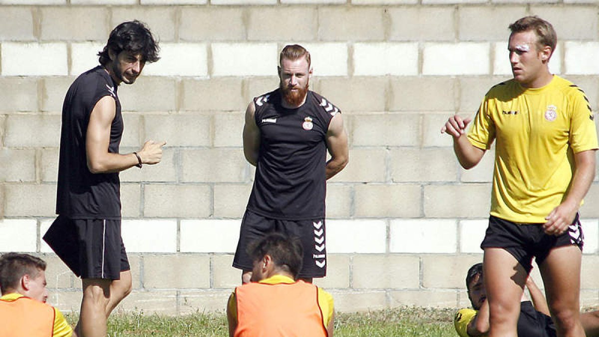 Juan Ferrando hace indicaciones a sus jugadores.