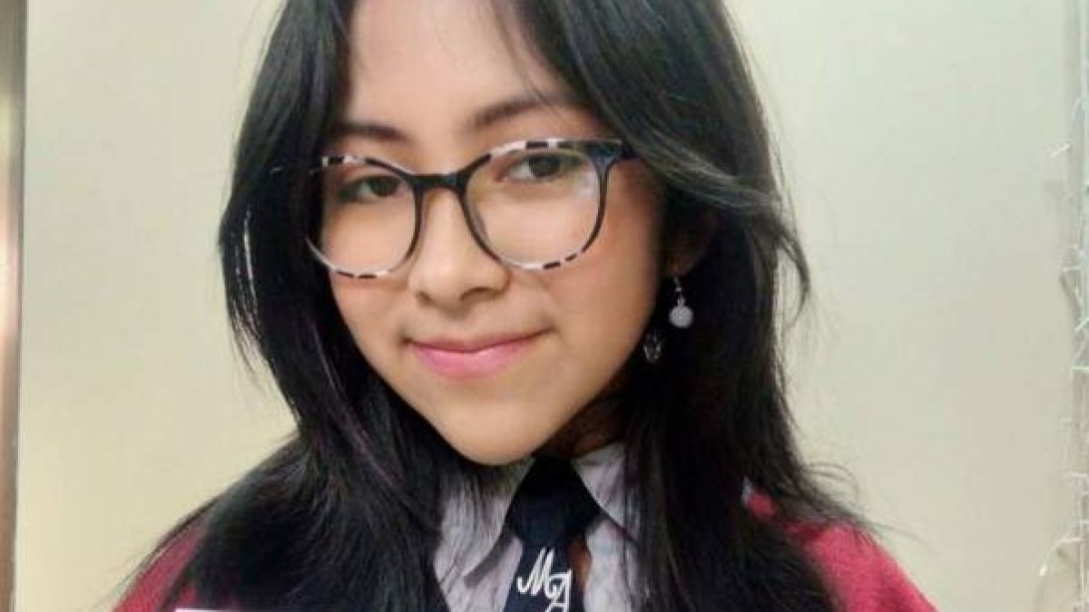 Juliana Terán con el diploma de su hallazgo. INTERNATIONAL ASTRONOMIC SEARCH COLLABORATION