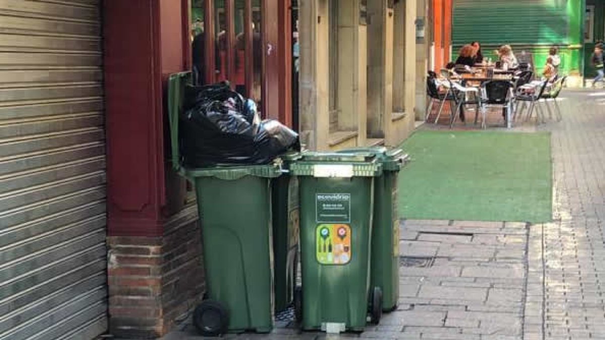 Contenedores para depositar vidrio a la puerta de un local de la hostelería de la capital. FERNANDO OTERO