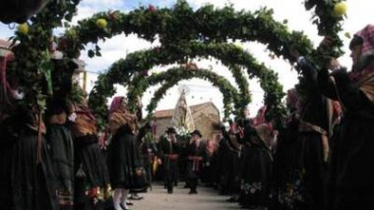 La patrona de la Maragatería se recoge bajo los arcos florales una vez finalizada la procesión.