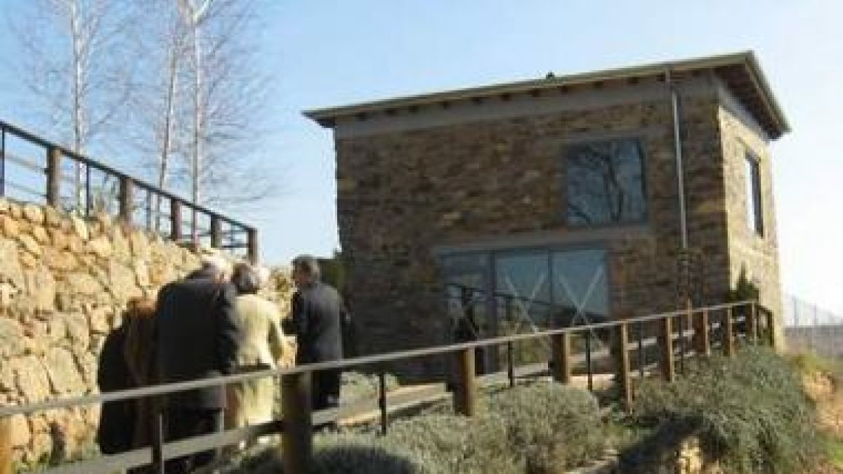El alcalde de Bembibre (derecha) visitó ayer las obras del centro de ocio anexo a la residencia