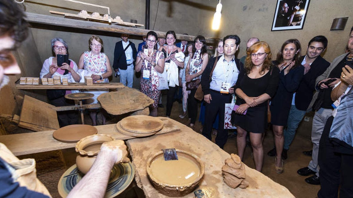 Los expertos visitan el alfar museo de Jiménez de Jamuz, pueblo que encandiló a Gaudí por las singularidades de su barro. DL