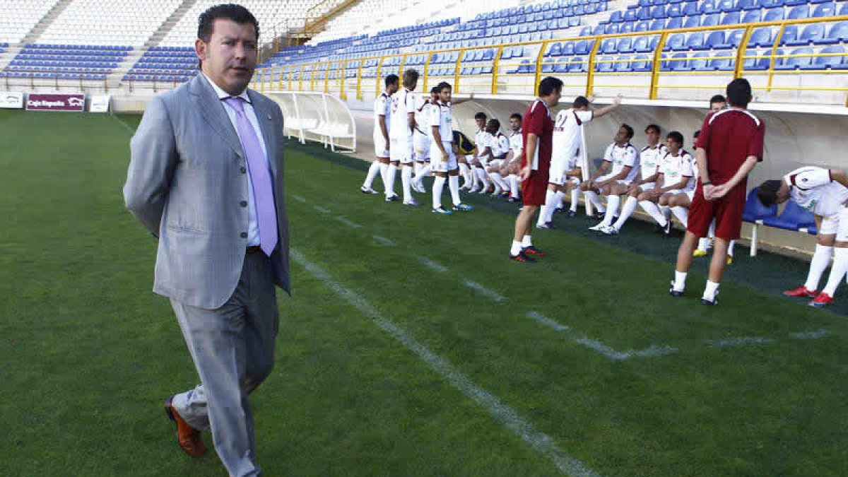 Javier Baena y la primera plantilla de la Cultural.