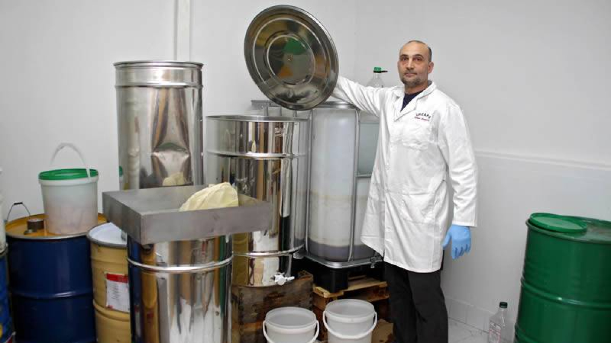 Urbano González elabora hidromiel en sus instalaciones de La Cepeda (León)