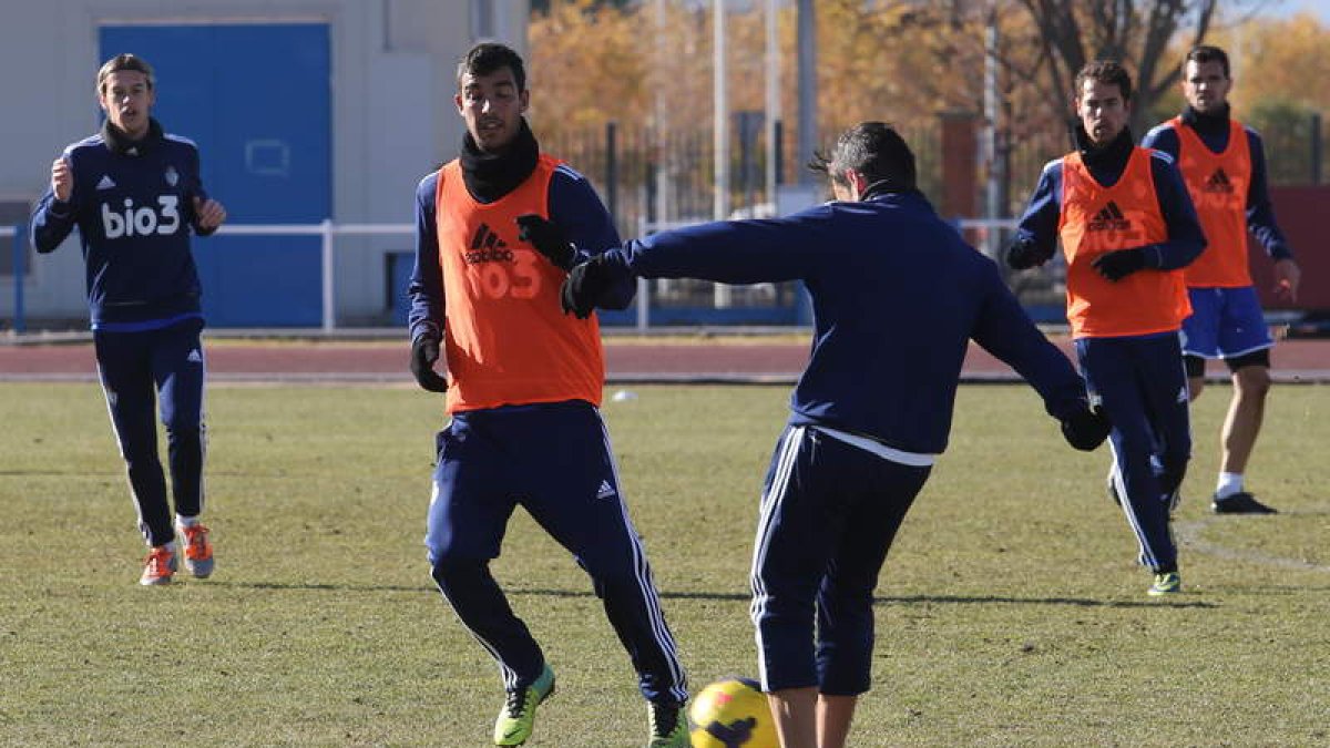 Fofo, segundo por la izquierda, ya estaba disponible para jugar ante el Alcorcón, pero los técnicos prefirieron no arriesgar.