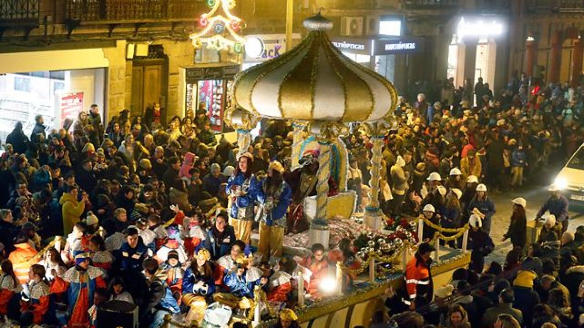 Miles de personas salieron a las calles para presenciar el paso de la cabalgata de los Reyes Magos.