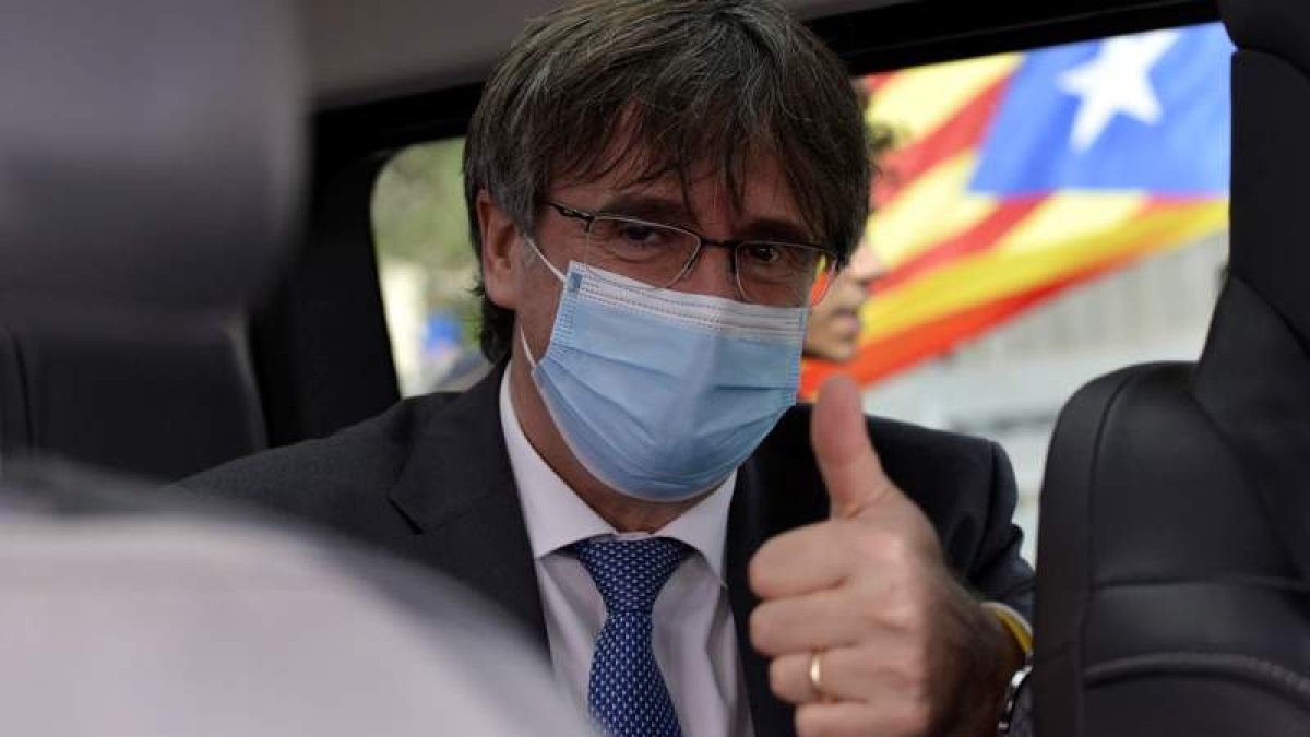 Carlos Puigdemont celebra su victoria. CLAUDIA SANCIUS