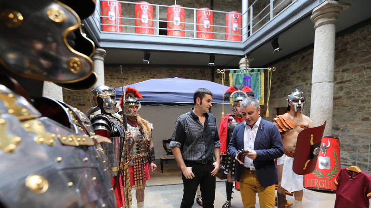 González, con Santiago Macías, ayer en el museo.