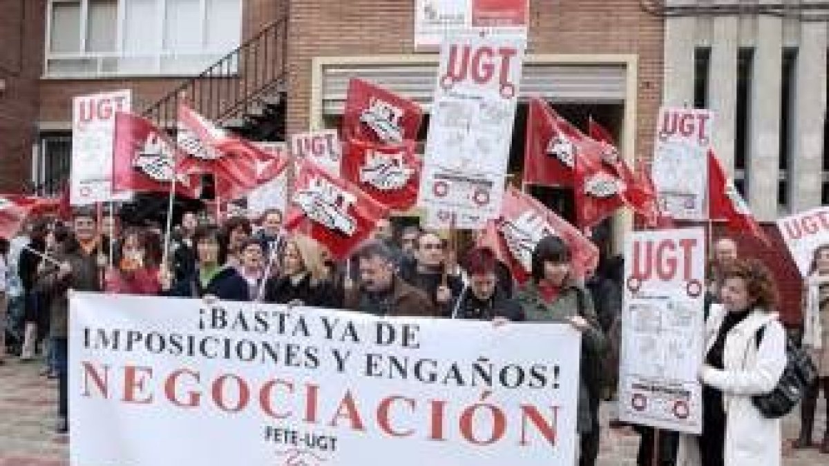 Un centenar de profesores se concentró ayer frente a Educación