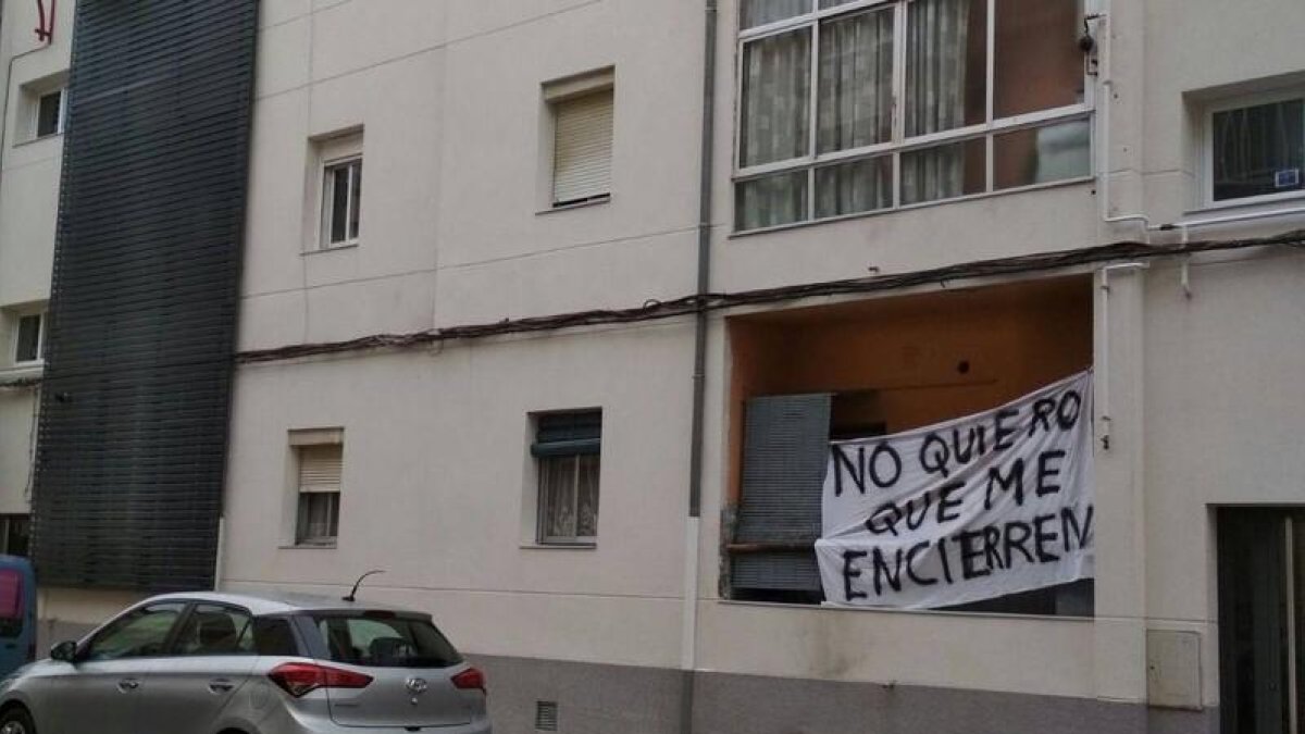 Una pancarta de protesta en el bloque de la calle Obispo Panduro.