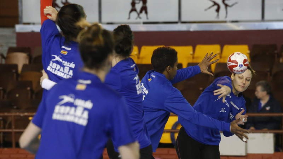 Las jugadoras de la selección española de balonmano entrenaron ayer en doble sesión en el Palacio de Deportes de León donde hoy se medirán a Holanda. RAMIRO