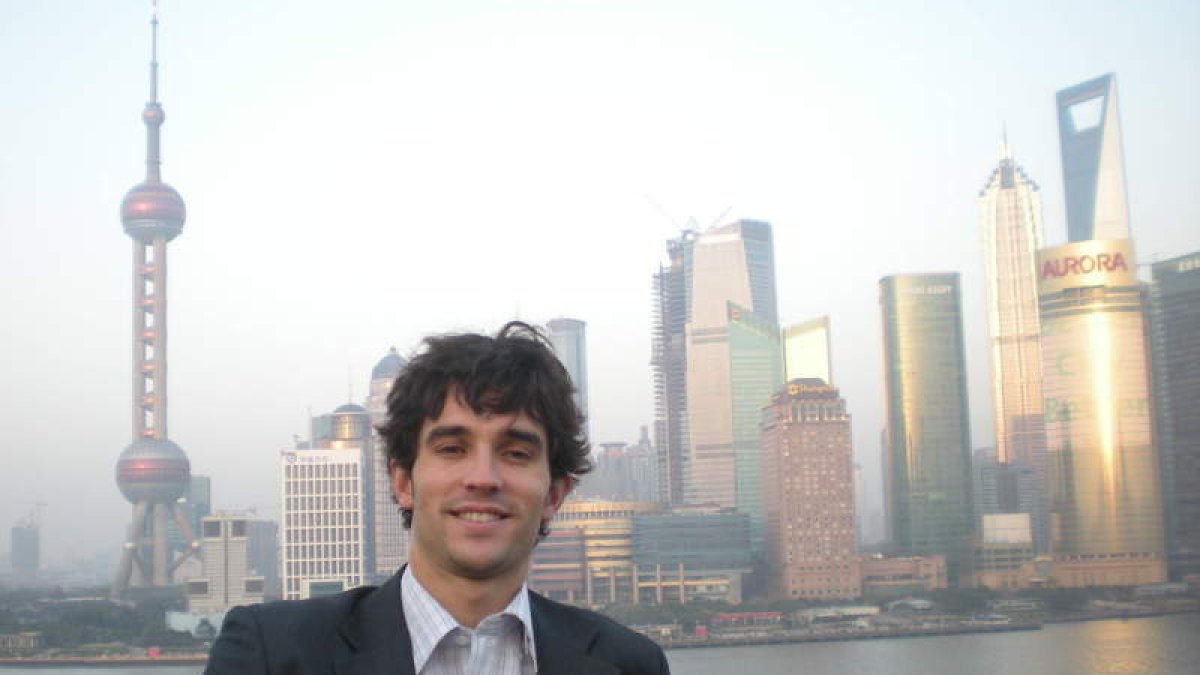 David Martín con los rascacielos de Pudong al fondo y vistos desde el Bund.