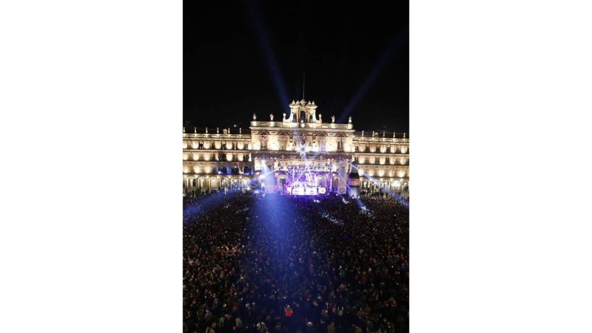 La plaza Mayor llena durante la Nochevieja Universitaria. J.M. GARCÍA