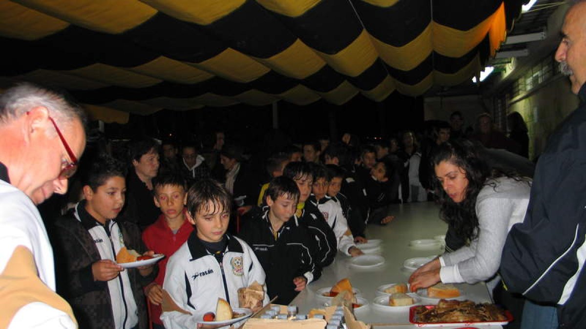 La familia deportiva del Cuatrovientos celebró su tradicional magosto.