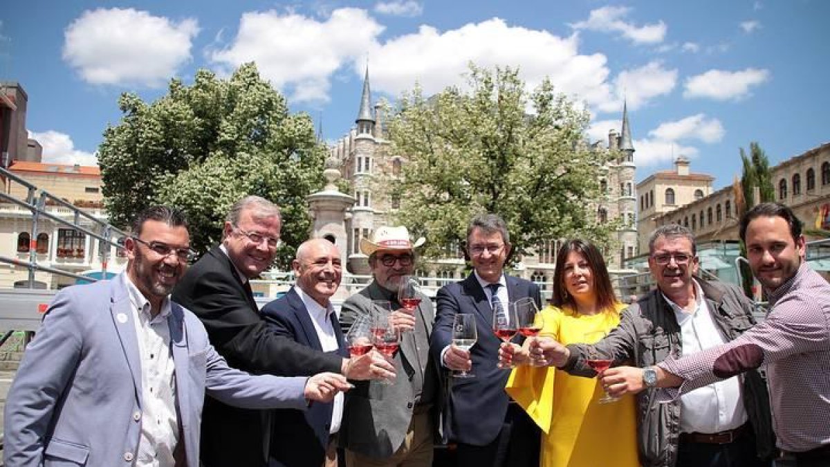 Las autoridades brindan al inicio de la feria.