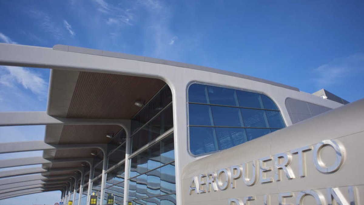 La nueva terminal del aeropuerto de León, inaugurada en octubre del 2010, no ha logrado captar más tráfico aéreo.