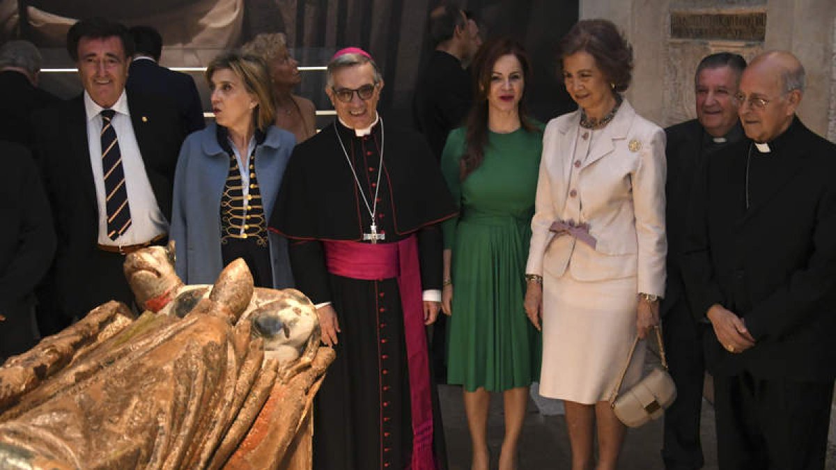 El obispo de Segovia, César Franc, Clemente, la reina Sofía y Ricardo Bázquez. EFE