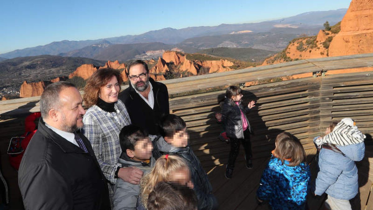 María Josefa García Cirac, entre Gerardo Álvarez Courel y el alcalde de Carucedo, rodeados de niños en el mirador de Orellán. BARREDO
