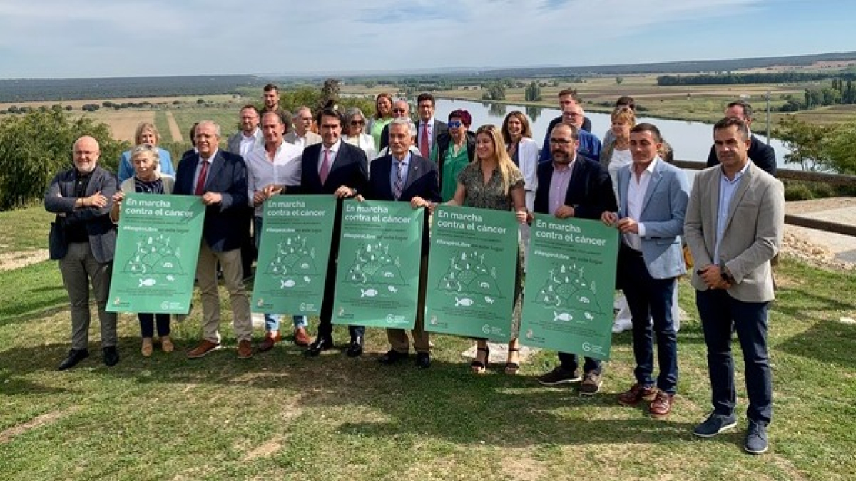 El consejero de Medio Ambiente, Vivienda y Ordenación del Territorio, Juan Carlos Suárez-Quiñones, firma el protocolo de colaboración con el presidente de la Asociación Española contra el Cáncer (AECC) en Castilla y León, Artemio Domínguez, para el desarrollo del proyecto 'Espacios sin humo' en los espacios naturales. EDUARDO MARGARETO