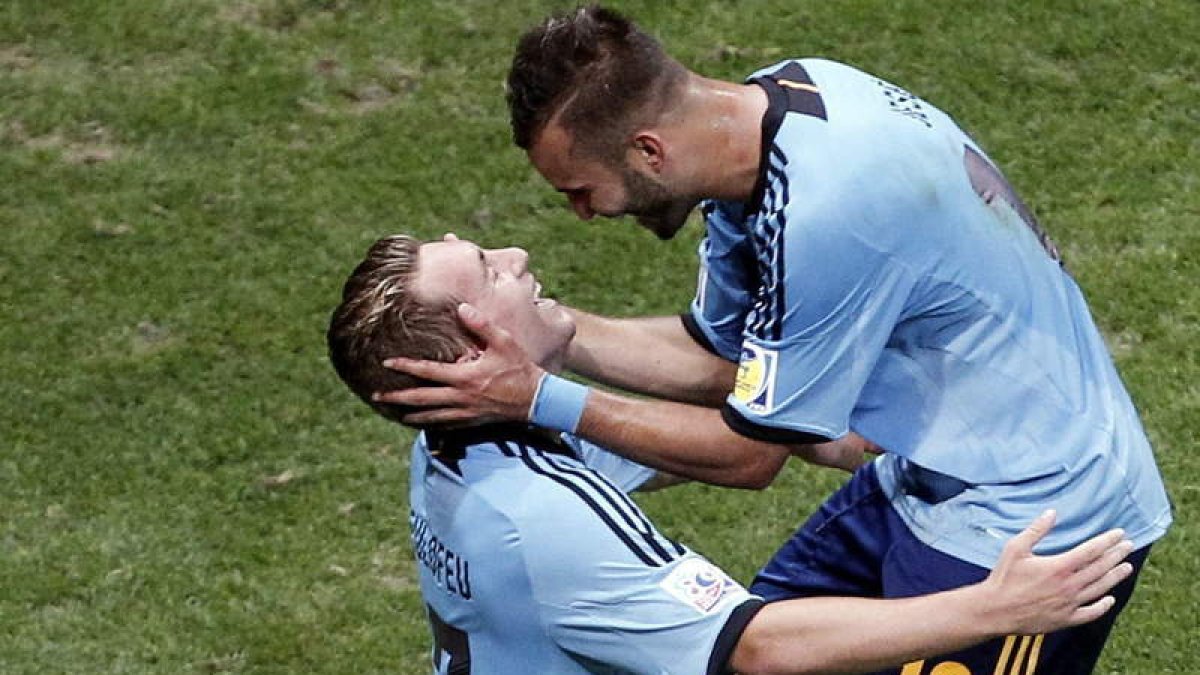Jesé Rodríguez felicita a Gerard Deulofeu por un gol.