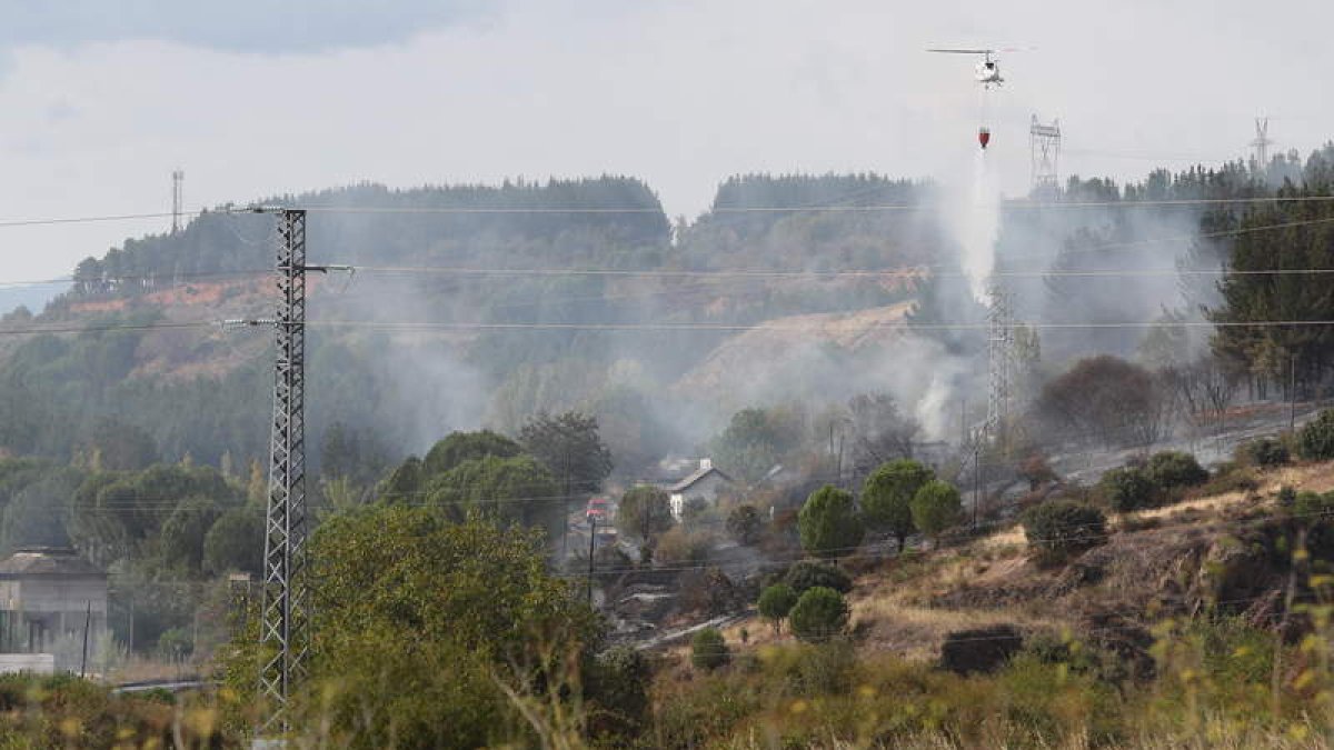 El incendio sofocado era fácilmente visible desde toda la ciudad de Ponferrada. ANA F. BARREDO