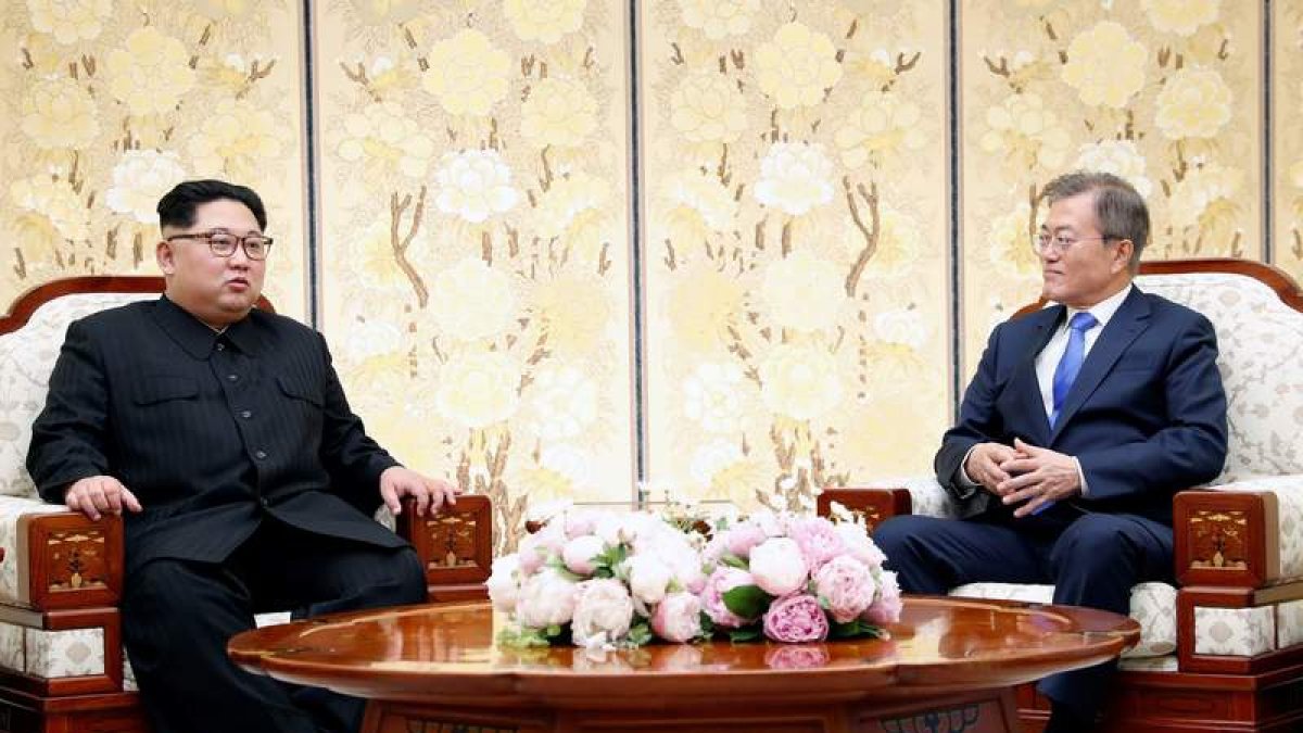 El norcoreano Kim Jong-un conversa con el presidente surcoreano, Moon Jae-in. KOREA SUMMIT PRESS