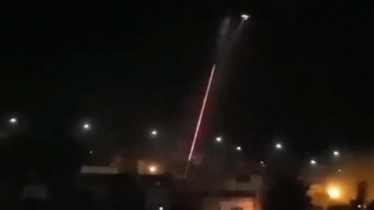El helicóptero abriendo fuego.