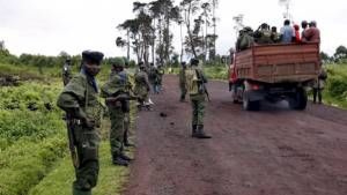 Soldados congoleños hacen guardia en un camino a varios kilómetros de Goma