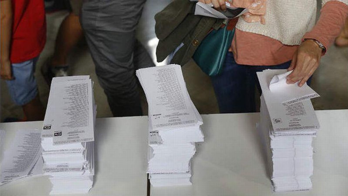 Papeletas electorales en un colegio de Barcelona.