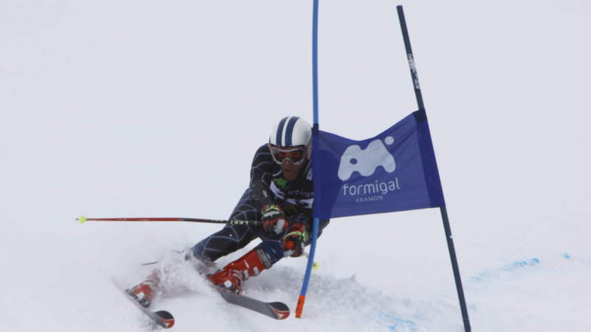 El esquiador leonés del Conty Esquí Club, Juan Manuel Martínez, en el slalom gigante disputado el viernes.