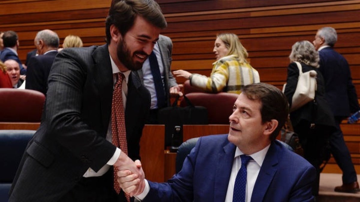 El presidente de la Junta de Castilla y León, Alfonso Fernández Mañueco, saluda al vicepresidente, Juan García Gallardo, durante el Pleno de este martes. NACHO GALLEGO