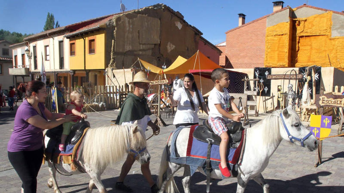 Los niños pasearon en poni durante las jornadas medievales ayer en Mansilla.