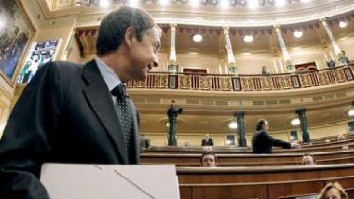 El presidente del Gobierno, Rodríguez Zapatero, antes del comienzo de la sesión de control.