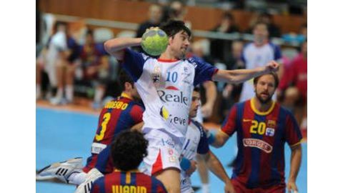 El central berciano Jorge García Vega, penetra con fuerza entre la defensa azulgrana.