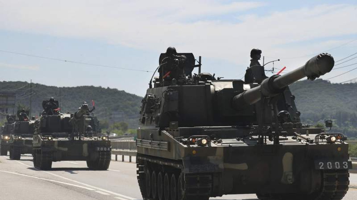 Tanques surcoreanos K-9 circulan cerca de la frontera con Corea del Norte en Paju. YONHAP
