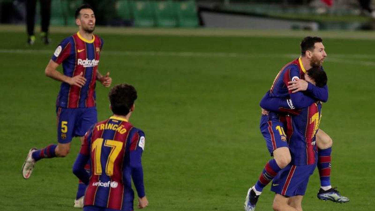 A los dos minutos de saltar al campo, Messi inició la remontada del Barcelona. JULIO MUÑOZ