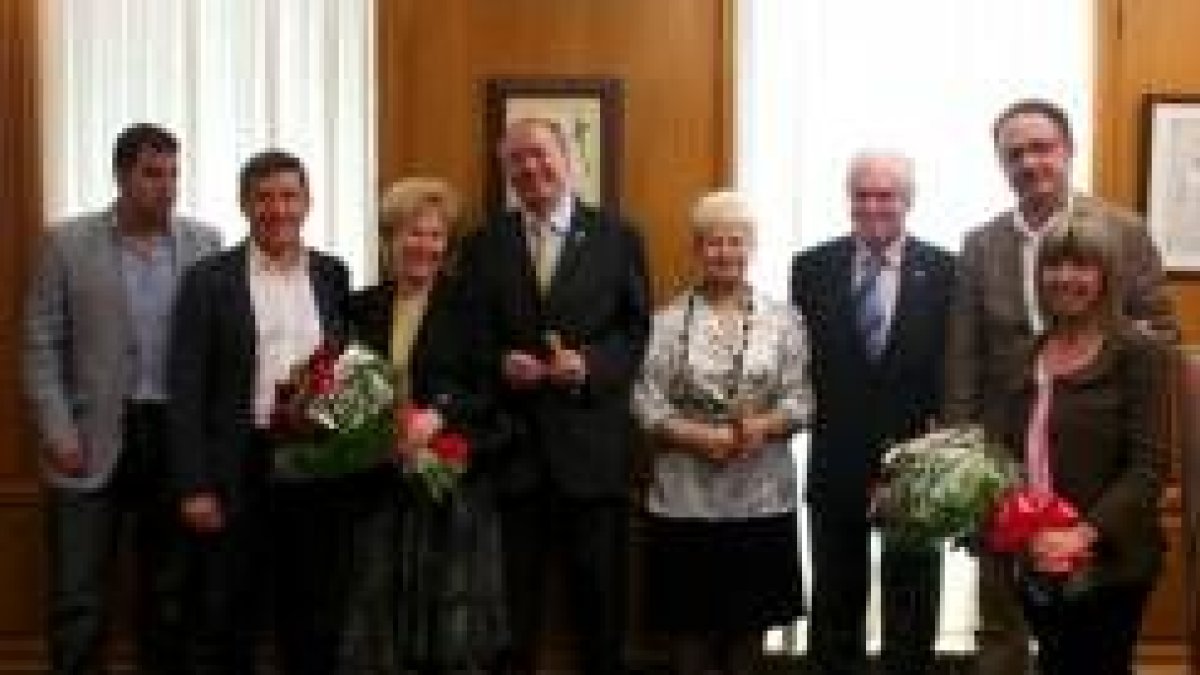 Los jubilados, junto a sus familiares, el alcalde, el vicealcale y el edil de Personal