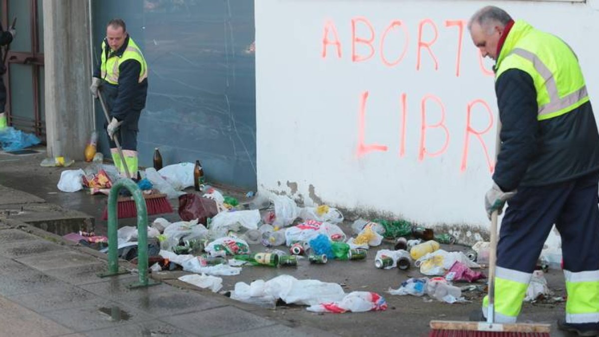 Operarios municipales limpian tras el macrobotellón del jueves