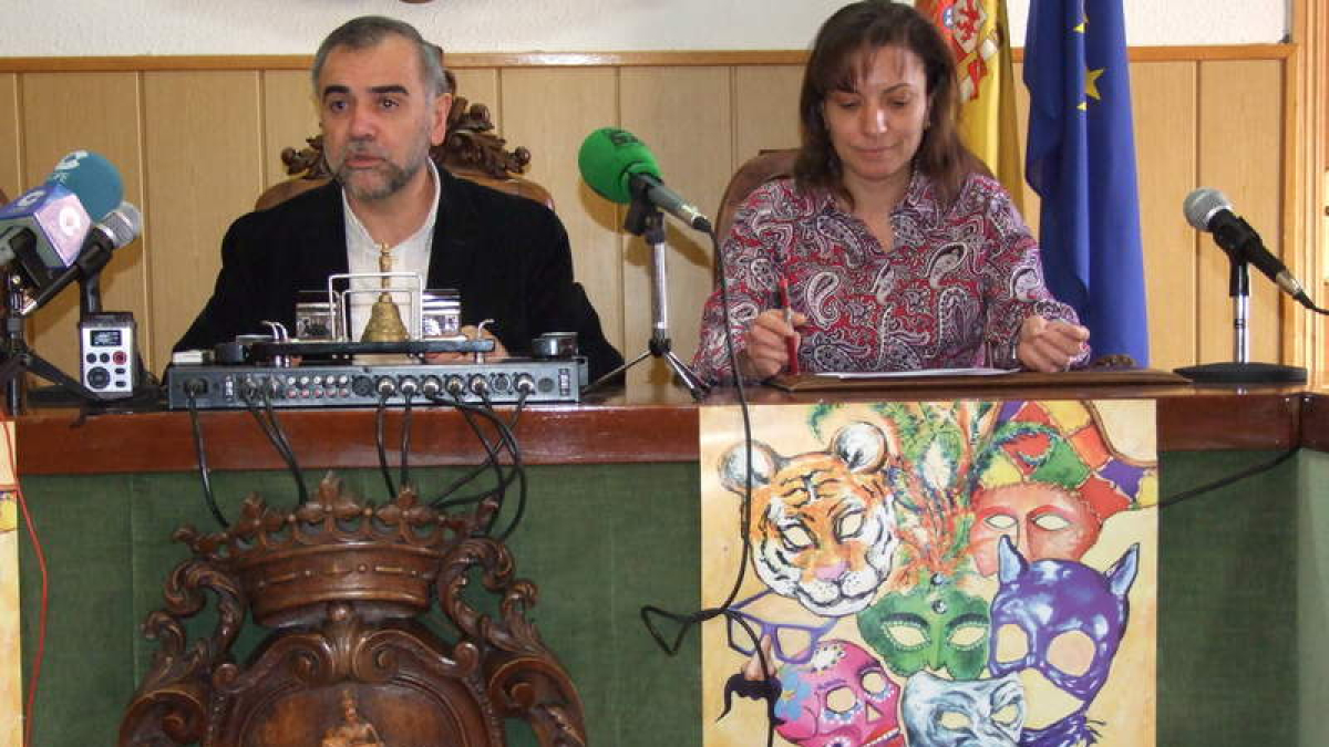 El alcalde José Miguel Palazuelo, y la concejala de Fiestas, Maite Aldonza, ayer en la presentación.
