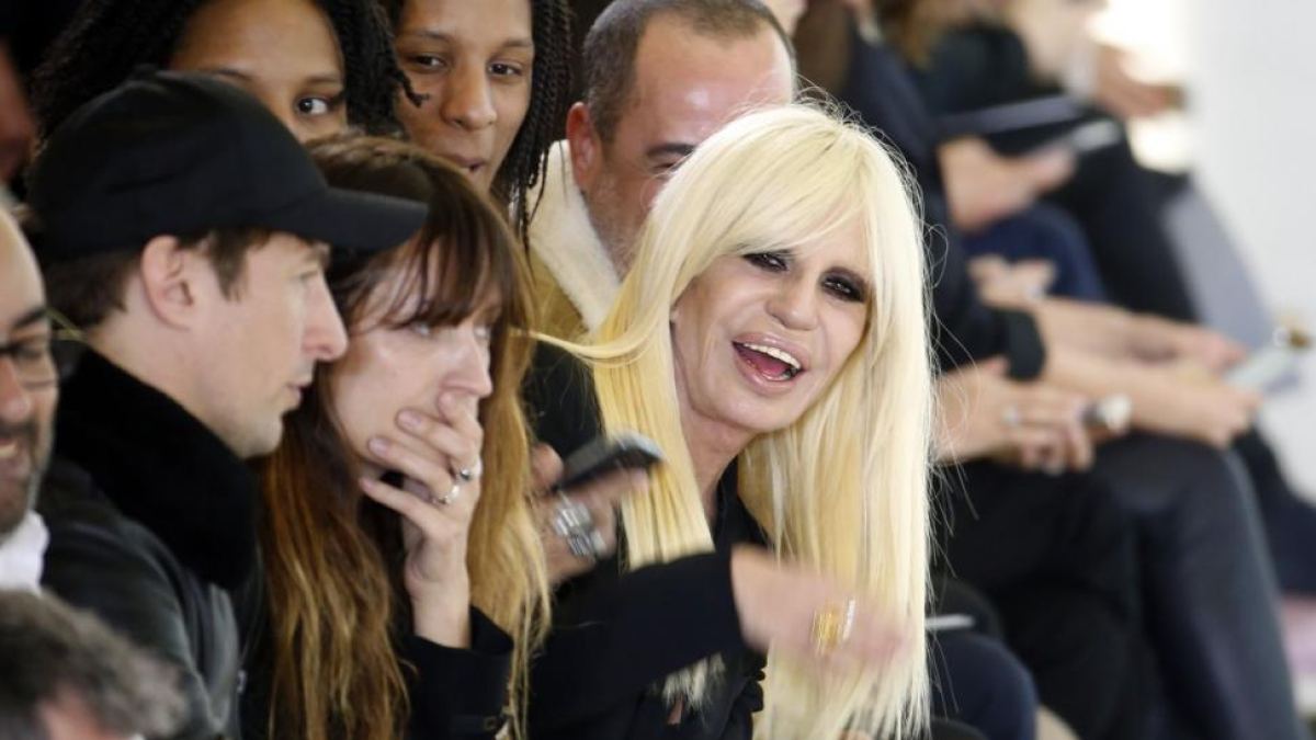 La diseñadora Donatella Versace ha revelado en una entrevista que su marca ya no utilizará más pieles.