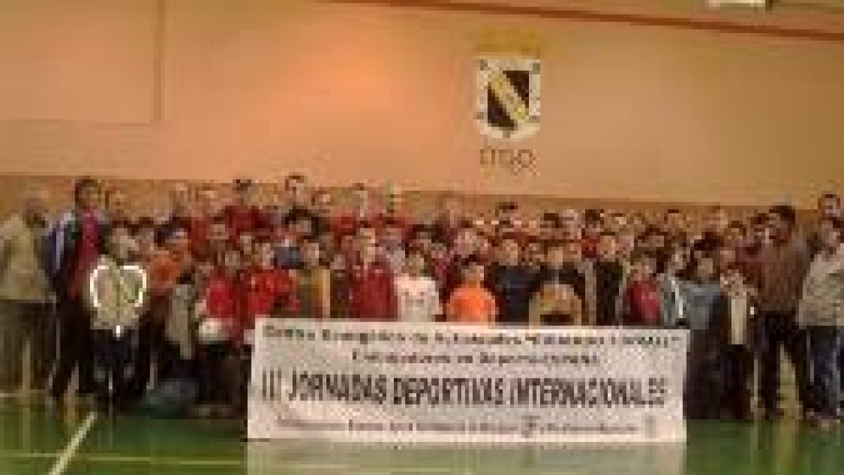 Los participantes junto a los embajadores deportivos.