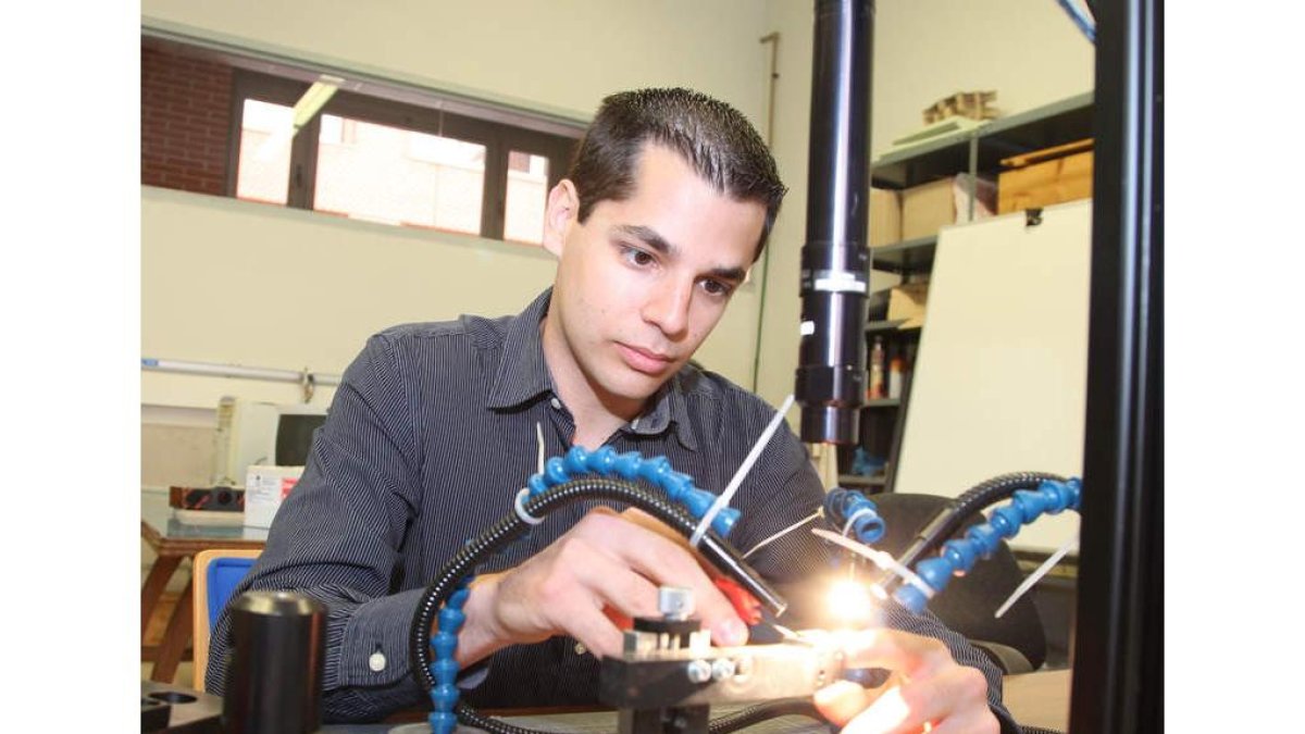 Octavio Pereira en uno de los laboratorios de la Escuela de Industriales en los que diseña el prototipo.