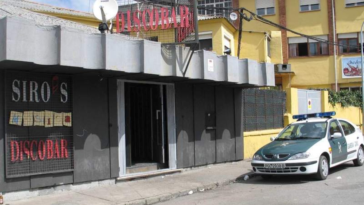 La Guardia Civil investiga los hechos sucedidos el domingo frente a una discoteca de Cistierna. CAMPOS