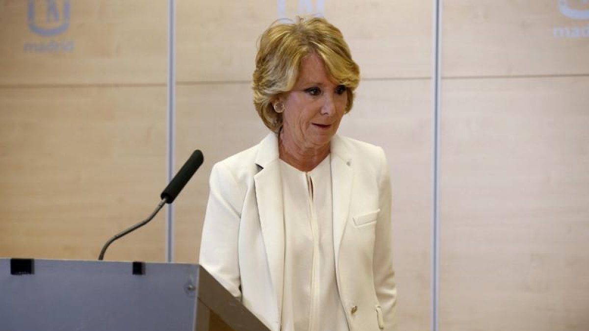 Esperanza Aguirre, la histórica dirigente del Partido Popular, durante la declaración pública en la que ha anunciado esta tarde su dimisión como portavoz y concejal del Ayuntamiento de Madrid.