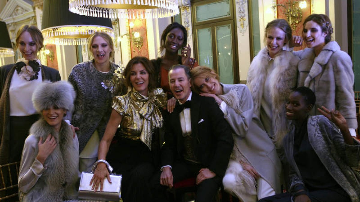 Mar Flores, en el centro con blusa dorada, acudió al desfile de Santiago del Palacio en el Casino de Madrid. RAQUEL P. VIECO