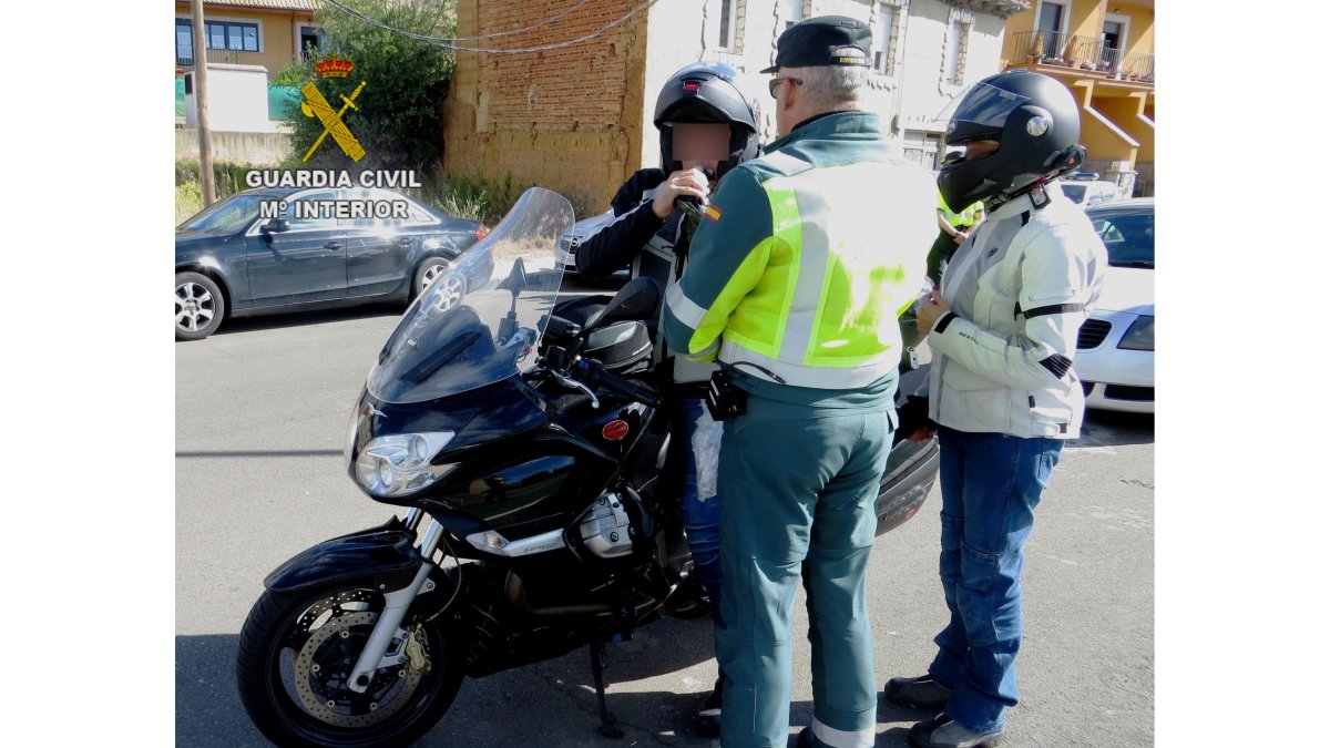 Agentes de la Guardia Civil durante un control. DL