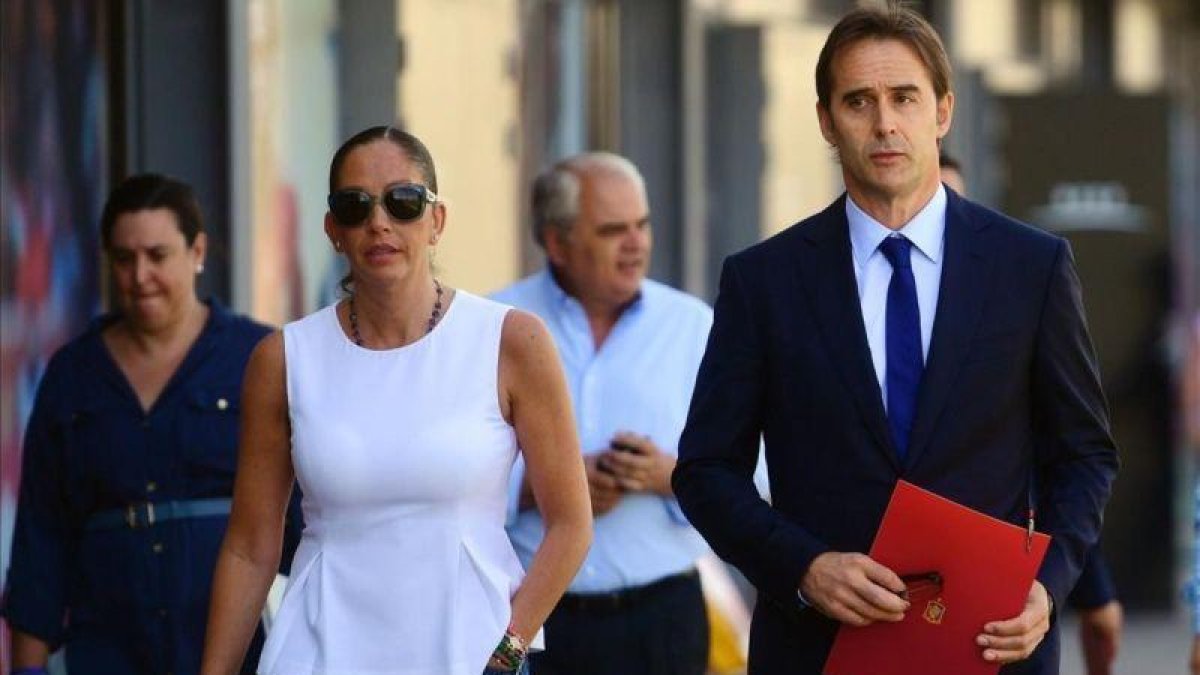 Julen Lopetegui, acompañado por la directora de la selección, María José Claramunt, se dirige hacia la sala de prensa para facilitar su primera lista.