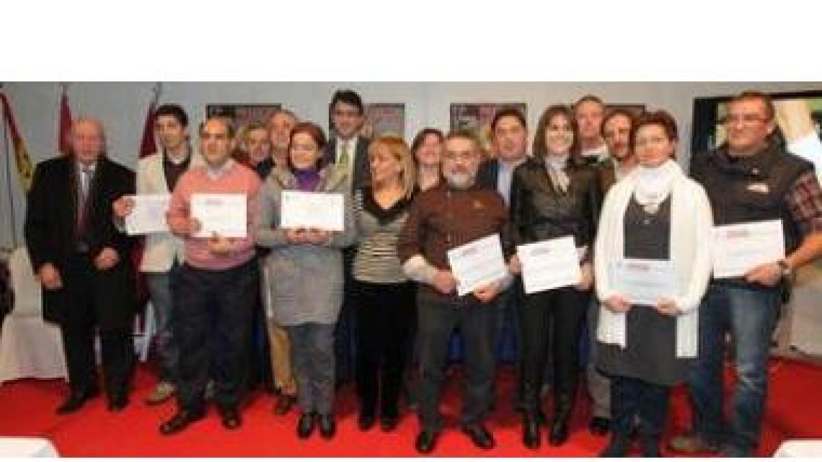 Foto de familia de los premiados con los miembros del gobierno provincial.
